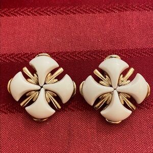 Vintage Thermoset White & Gold Tone Clip On Earrings